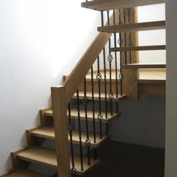 Sąvaržiniai išlengvinti laiptai su dekoruotu metaliniu turėklu SA 48