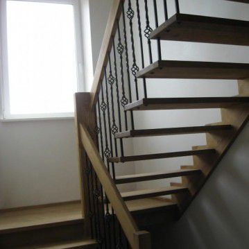 Sąvaržiniai išlengvinti laiptai su dekoruotu metaliniu turėklu SA 54