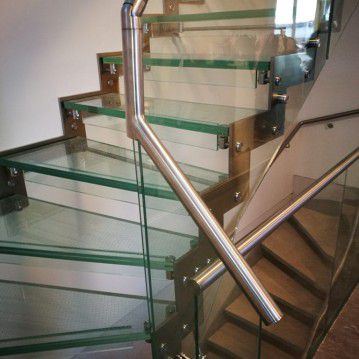 Stikliniai laiptai su nerūdijančio plieno turėklu ST 16