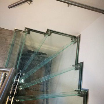 Stikliniai laiptai su nerūdijančio plieno turėklu ST 20