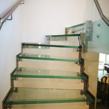 Stikliniai laiptai su nerūdijančio plieno turėklu ST 32