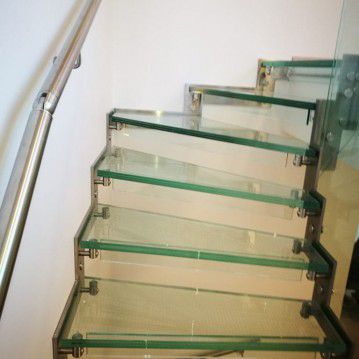 Stikliniai laiptai su nerūdijančio plieno turėklu ST 33